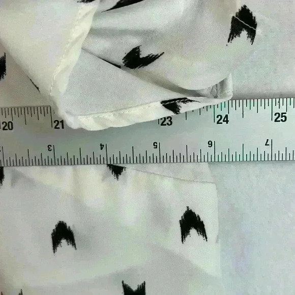 Torrid Women’s Blouse Sz 18-20 White/Black Flutter Sleeves - Picture 6 of 7